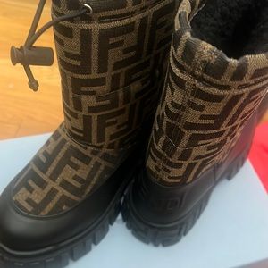 Fendi kids snow boots 3.5 uk 34